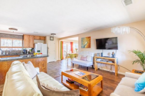 Spacious house with hot tub spa, to enjoy red rock view, near Amitabha stupa, and trails